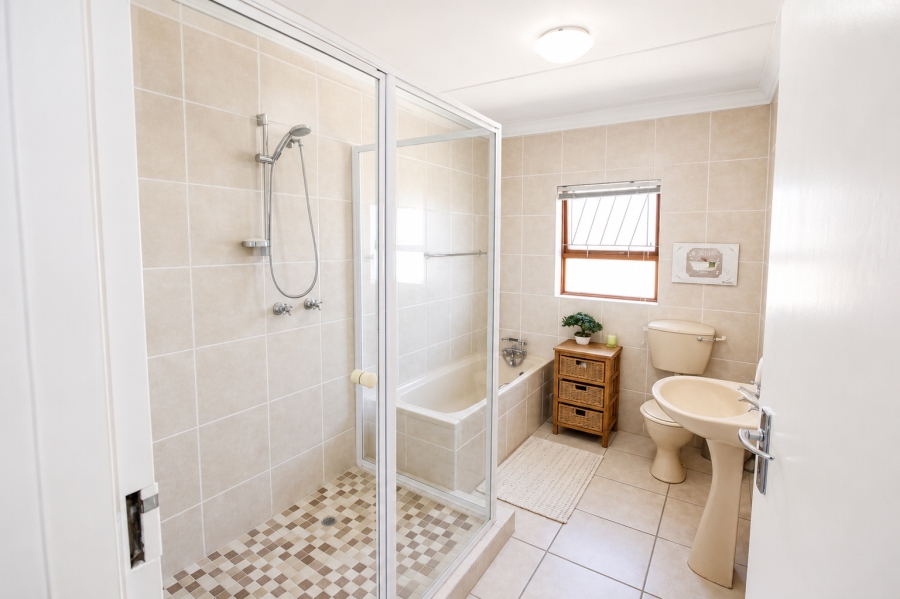5 Bedroom Property for Sale in Wavecrest Eastern Cape